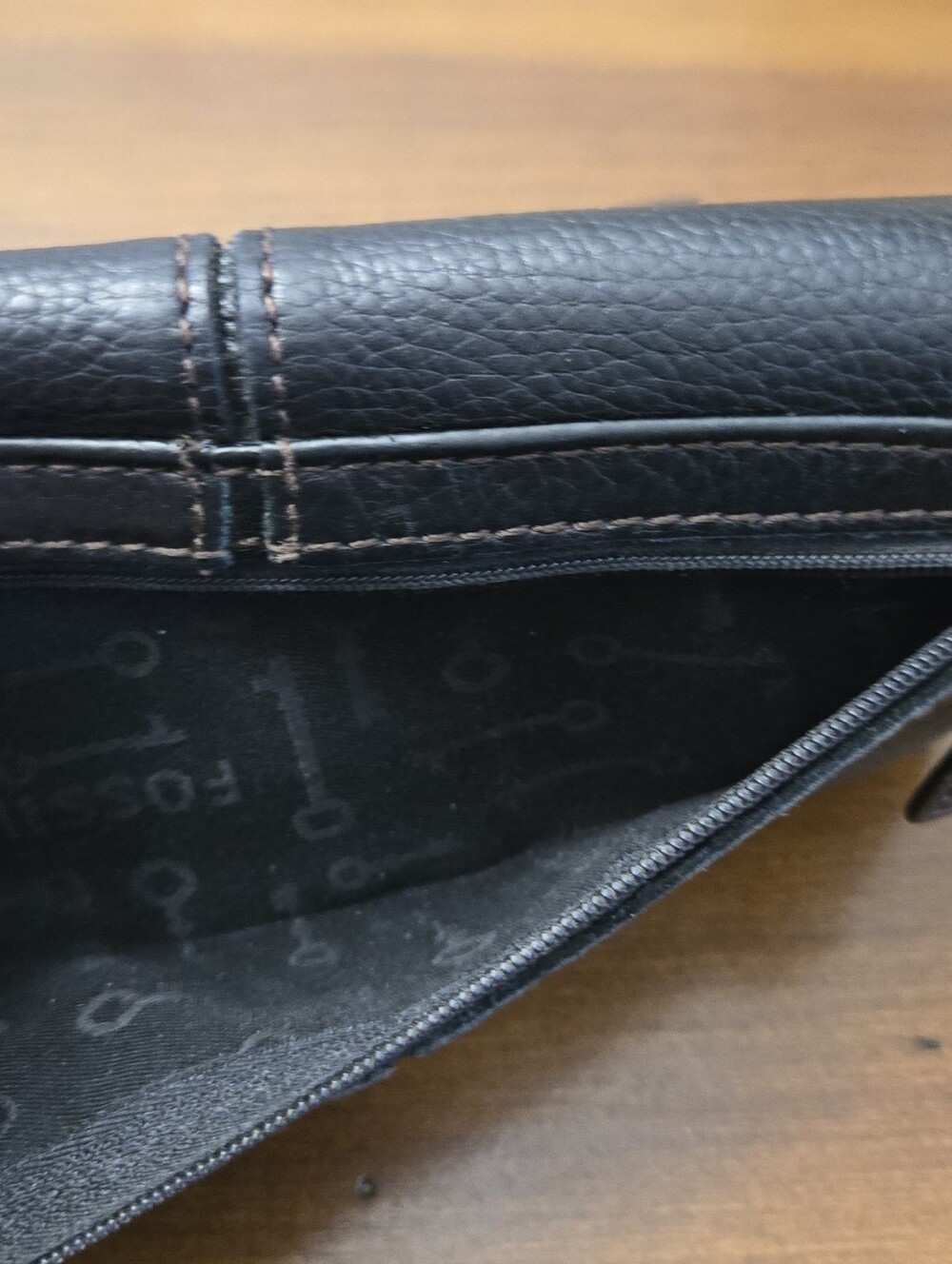 Fossil Black Pebbled Leather Trifold Wallet with Keyhole Plaque - Picture 5 of 5
